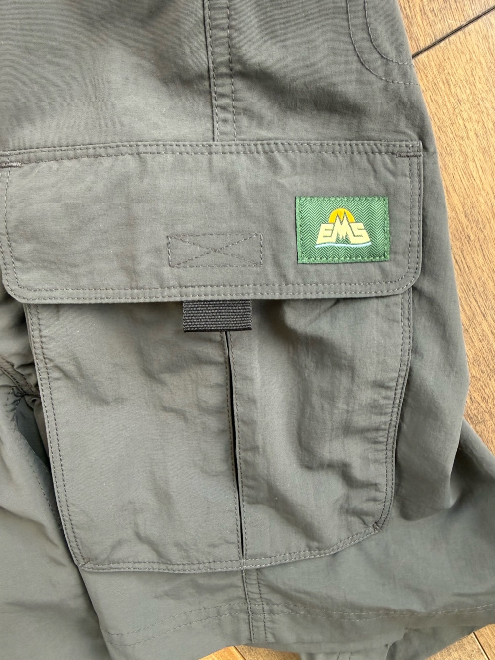 NWT Eastern Mountain Sports Gray Camp Cargo Shorts Size 34 - Picture 4 of 6